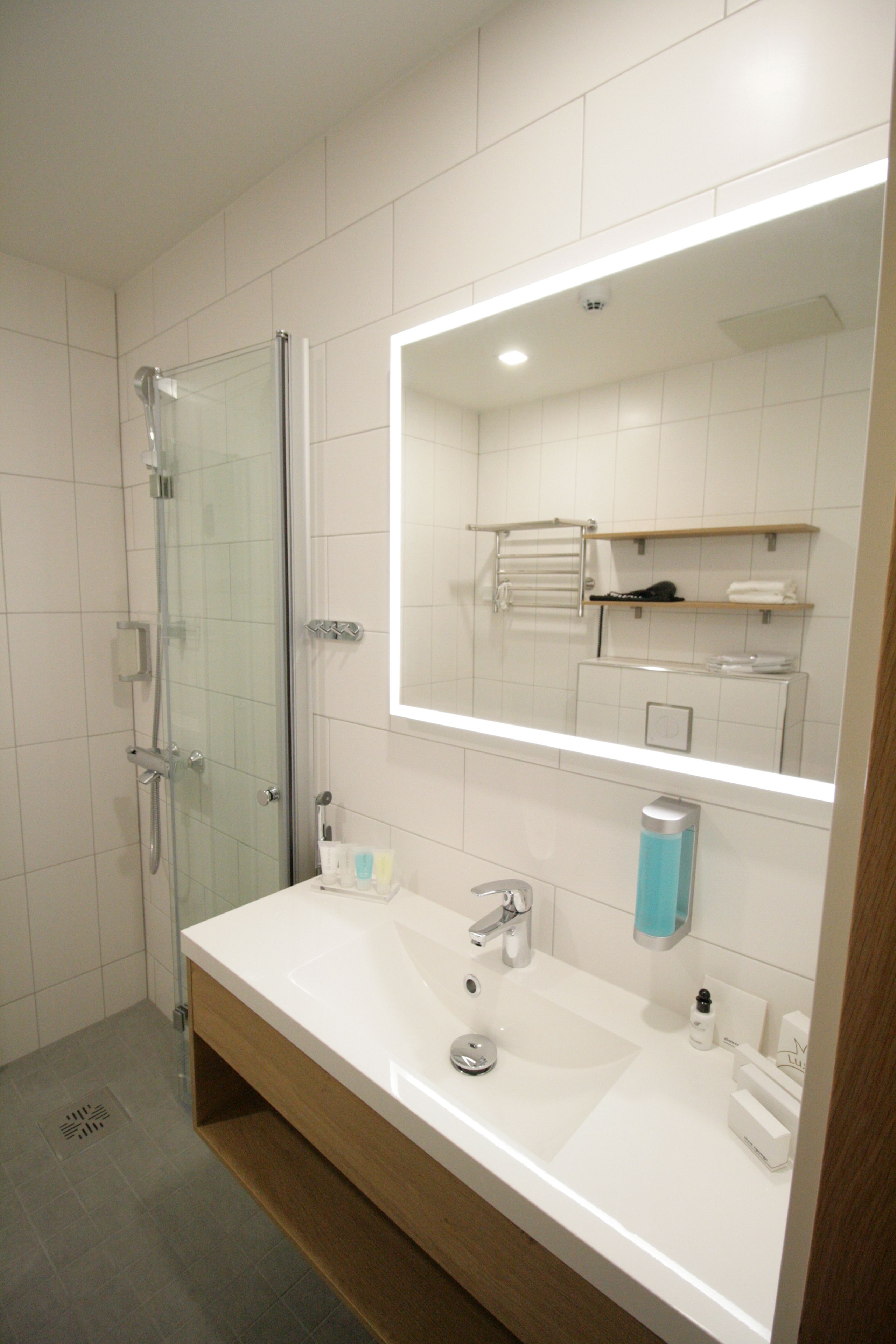 superior double or twin room, courtyard view | bathroom | shower, hair dryer, bidet, towels