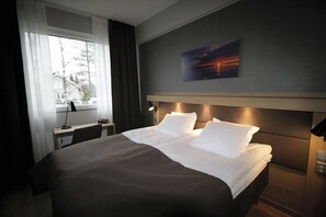 Verdunkelungsvorhänge, schallisolierte Zimmer, Bügeleisen/Bügelbrett