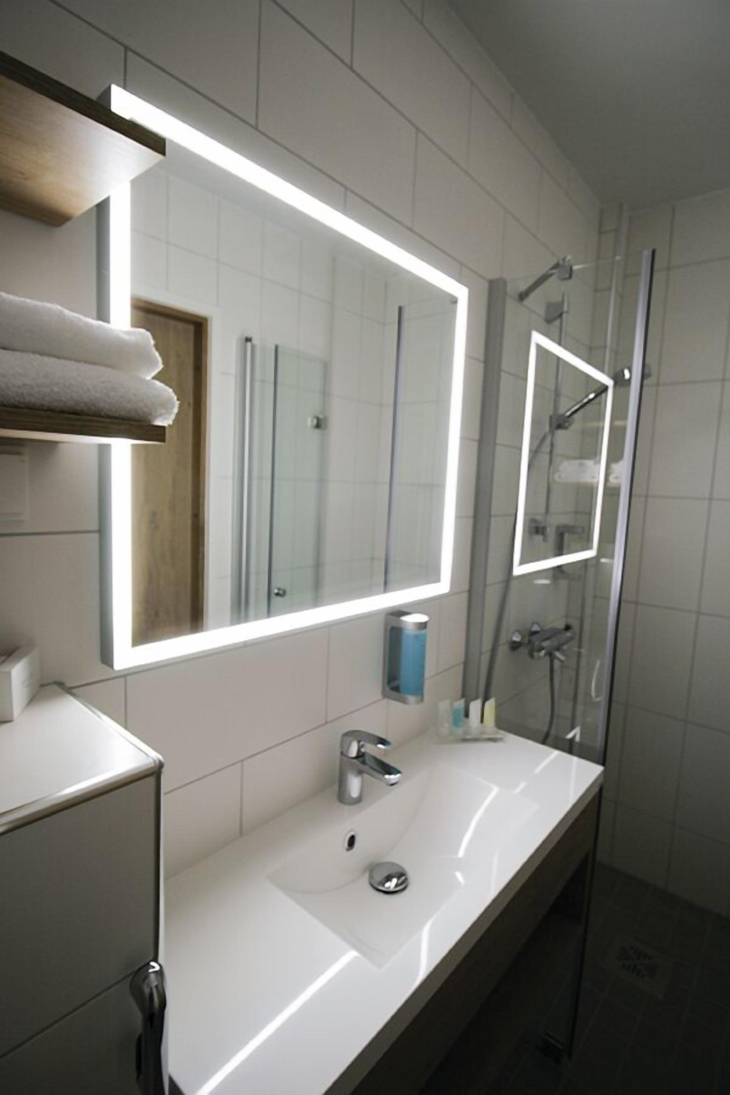 standard double or twin room | bathroom | shower, hair dryer, bidet, towels
