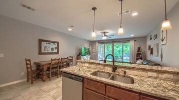 Condo, 2 Bedrooms | Dapur peribadi | Peti sejuk, ketuhar gelombang mikro, ketuhar, dapur