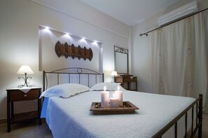 Hypo-allergenic bedding, desk, soundproofing, iron/ironing board - Anastasia Studios (Kithira)
