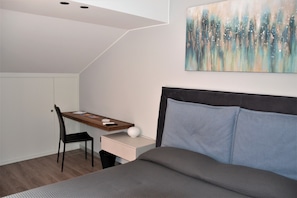 Chambre luxueuse double, 1 grand lit, balcon, vue sur la mer | Couette en duvet, lit avec matelas Select Comfort, minibar, coffre-fort