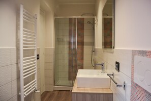 Luxury-Doppelzimmer, 1 Queen-Bett, Balkon, Meerblick | Badezimmer | Dusche, kostenlose Toilettenartikel, Haartrockner, Bidet