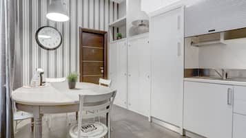 Réfrigérateur, batterie de cuisine, vaisselle et ustensiles