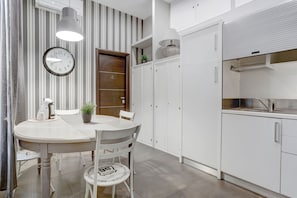 Réfrigérateur, batterie de cuisine, vaisselle et ustensiles