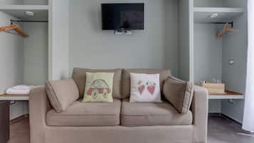 Habitació quàdruple (3) | Sala d'estar | Televisor de pantalla plana
