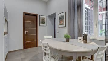 Frigorífic i utensilis de cuina, vaixella i coberteria