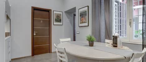 Kühlschrank, Kochgeschirr/Geschirr/Besteck
