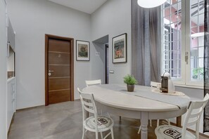 Réfrigérateur, batterie de cuisine, vaisselle et ustensiles