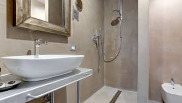 Ducha, bidet, toallas