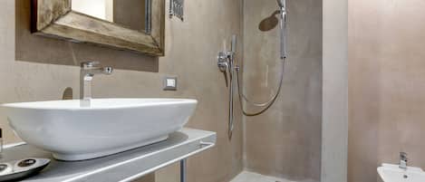 Quadruple Room (3) | Bathroom | Shower, bidet, towels