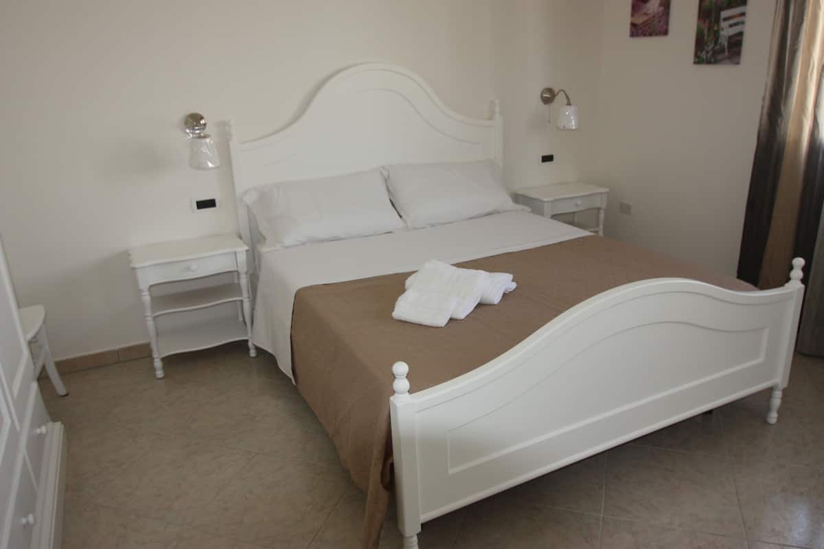 Deluxe Room, City View | Premium bedding, minibar, desk, soundproofing
