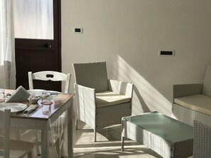 Chambre Triple Deluxe, non-fumeurs, balcon | Vue de la chambre