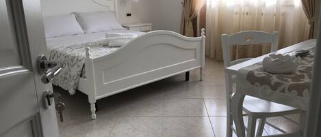 Ropa de cama de alta calidad, minibar y escritorio