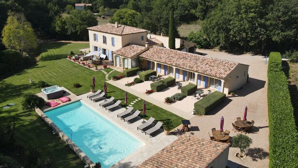 A large villa with a swimming pool, outdoor seating, and a well-maintained garden. - Chambres d'h ôtes La Dryade (Tourves)