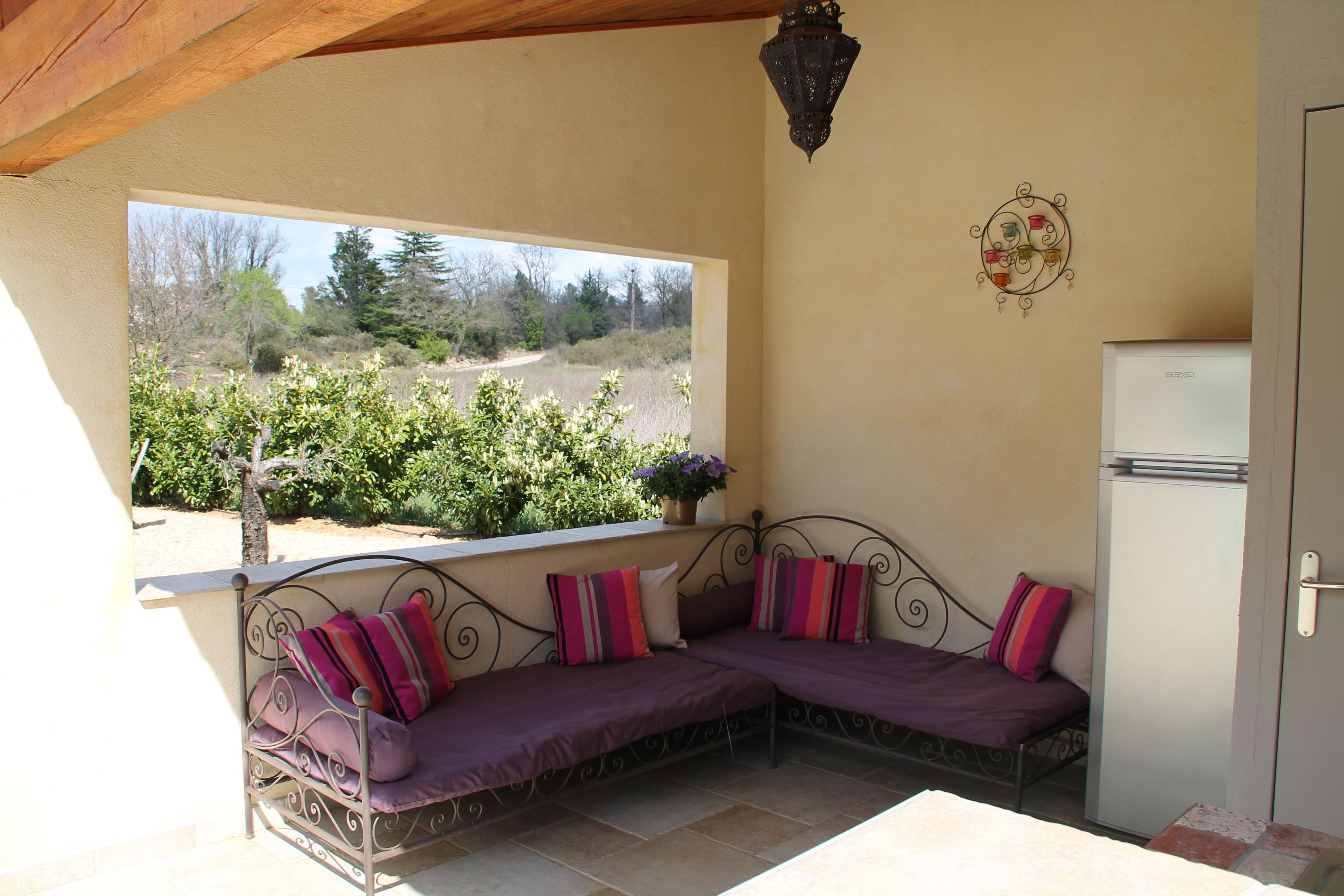 Réfrigérateur, micro-ondes, plaque de cuisson, cafetière/bouilloire