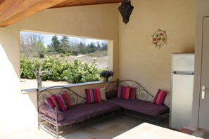 Kylskåp, mikrovågsugn, spishäll och kaffe- och tebryggare