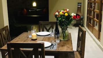 Classic Cottage, Kitchenette | In-room dining