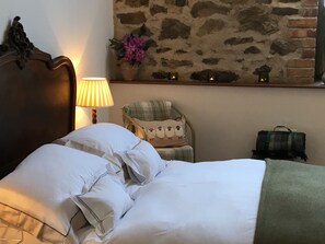 Superior Room | Egyptian cotton sheets, premium bedding, Tempur-Pedic beds - The Granary Bed and Breakfast (Lifton)