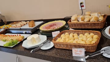 含每日吃到飽早餐