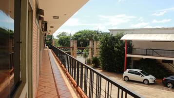 Economy-Doppelzimmer, 1 Queen-Bett | Terrasse/Patio