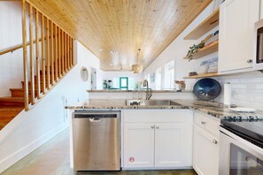 Réfrigérateur, micro-ondes, lave-vaisselle, cafetière/bouilloire