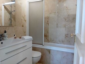 Ensemble douche/baignoire, sèche-cheveux, serviettes fournies, savon