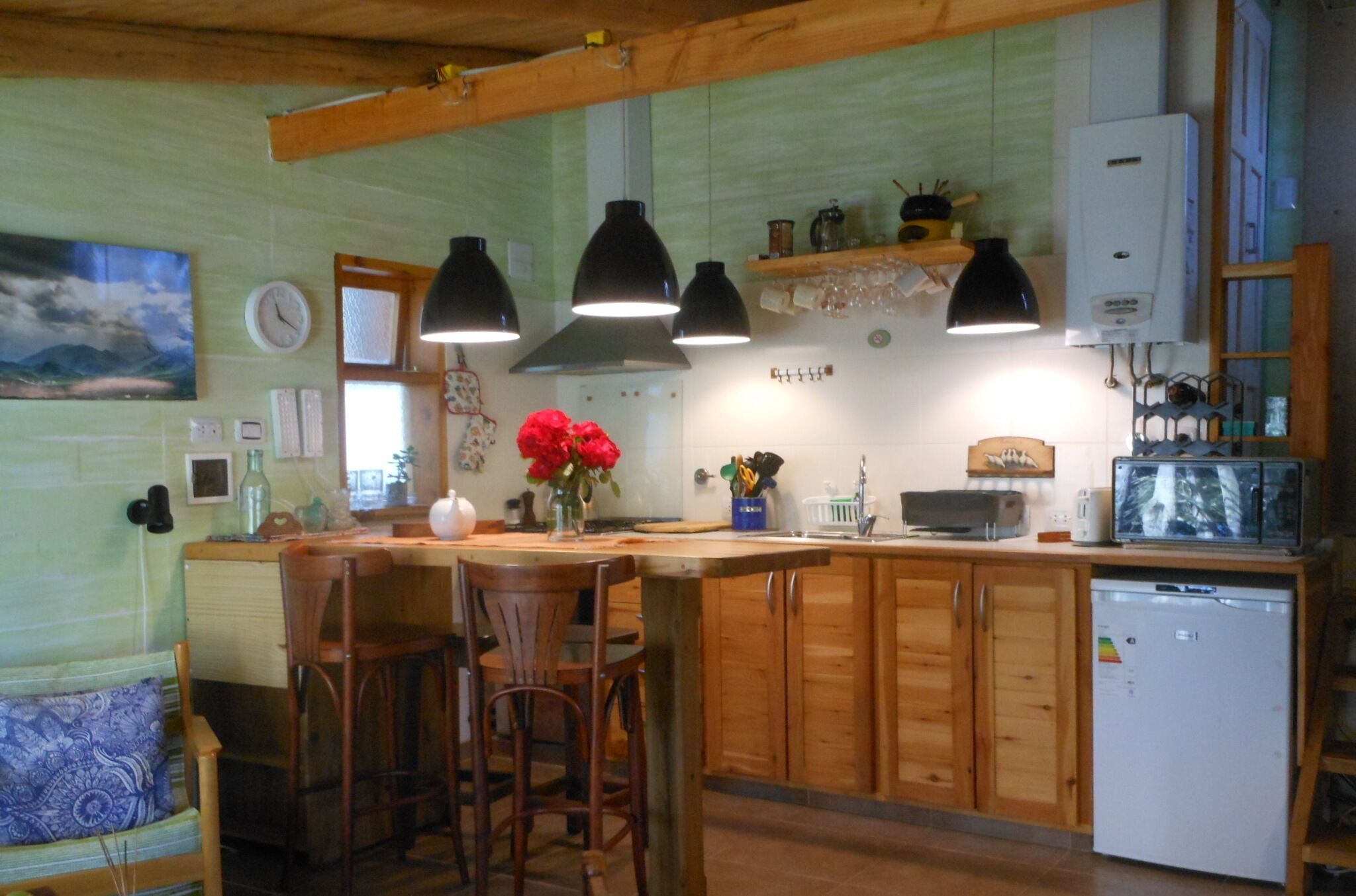 Refrigerador, microondas, horno y cafetera y tetera 