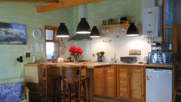 Refrigerador, microondas, horno y cafetera y tetera