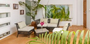 Lyxvilla - 5 sovrum (Exclusive) | Vardagsrum | 50-tums plasma-tv med satellitkanaler och tv