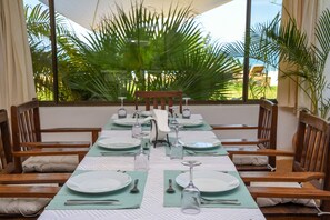 Petit déjeuner, déjeuner et dîner servis sur place
