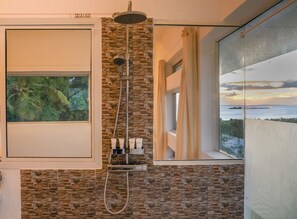 Luxury-Villa, 5 Schlafzimmer (Exclusive) | Badezimmer | Komfortbadewanne, Regendusche, kostenlose Toilettenartikel, Handtücher