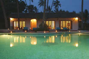 Bagian depan properti - sore/malam