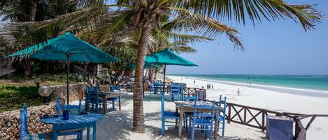 Di pantai, pasir putih, payung