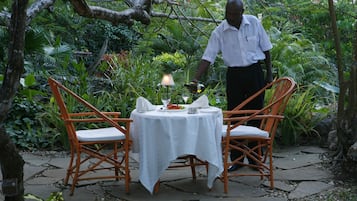 Breakfast, lunch, dinner served; local and international cuisine