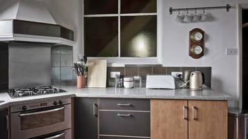 Rumah, 4 kamar tidur | Dapur pribadi | Lemari es besar, microwave, oven, dan kompor