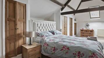 Rumah, 4 kamar tidur | Seprai premium, tirai kedap cahaya, dan setrika/meja setrika