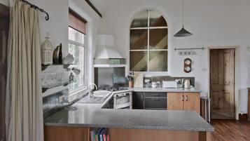 House, 4 Bedrooms | Private kitchen | Full-size fridge, microwave, oven, stovetop