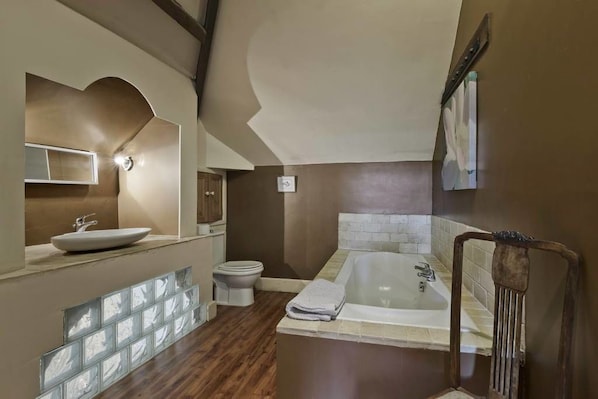 House, 4 Bedrooms | Bilik Mandi | Tab mandi dan pancuran berasingan 