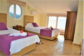 3 habitaciones, escritorio y ropa de cama 
