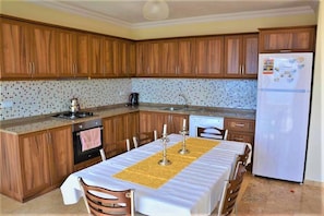 Villa, 4 Bedrooms | Private kitchenette