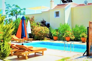 Huvila, näköala uima-altaalle | Yksityinen uima-allas