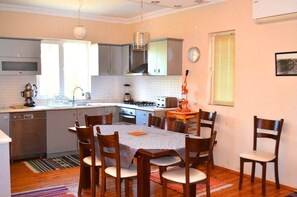 Huvila, näköala uima-altaalle | Yksityinen keittonurkkaus | Täysikokoinen jääkaappi, uuni, liesi, astianpesukone