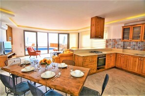Villa | Private kitchenette | Full-size fridge, oven, stovetop, dishwasher