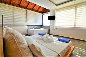 别墅, 2 间卧室 | 2 多间卧室、办公桌、床单