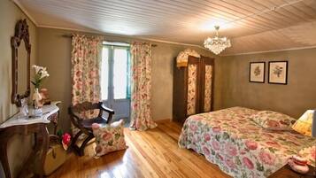 Apartment, 3 Bedrooms (La Casa) | Desk, blackout curtains, soundproofing, iron/ironing board