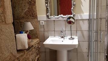 Apartment, 2 Bedrooms (La Caseta de Laura) | Bathroom | Hair dryer, towels, soap, shampoo