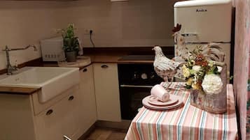 Apartment, 2 Bedrooms (La Caseta de Laura) | Private kitchen | Full-sized fridge, microwave, stovetop, coffee/tea maker