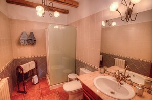 Chambre triple (El Pan de DalĂ) | Salle de bain | SĂ©choir Ă cheveux, serviettes fournies