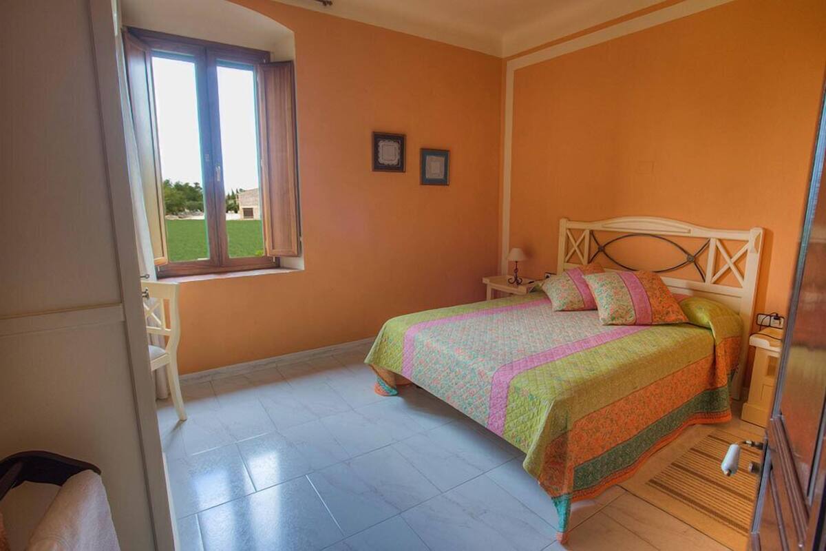 Double Room, Shared Bathroom (Naranja) | Cribs (free), WiFi (free), bed sheets